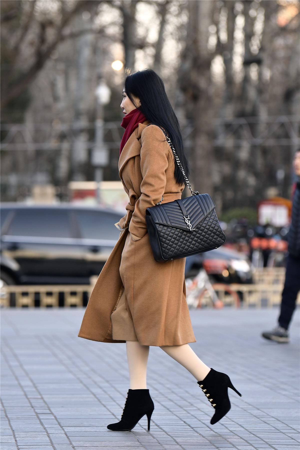 街拍:大衣给这个冬季带来不一样的时尚搭配