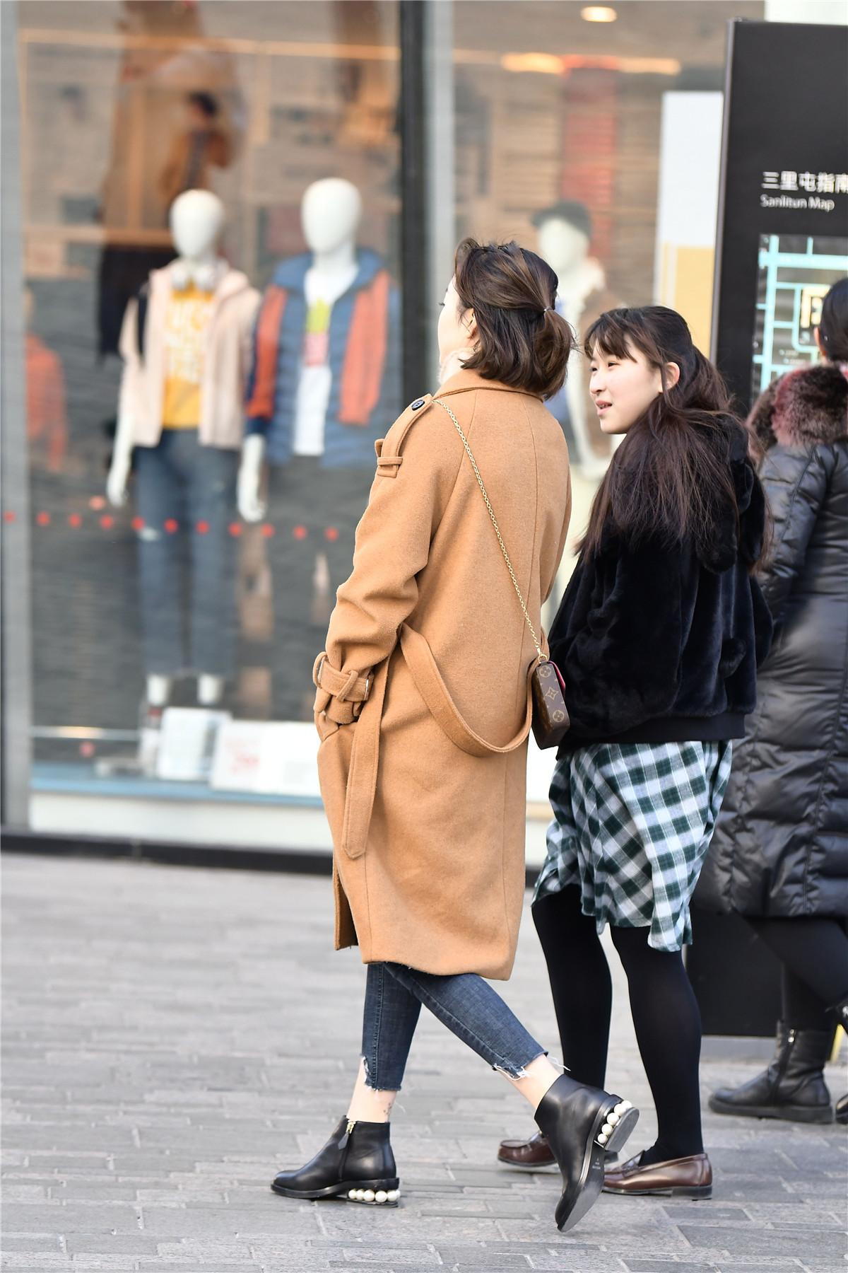 街拍:大衣给这个冬季带来不一样的时尚搭配