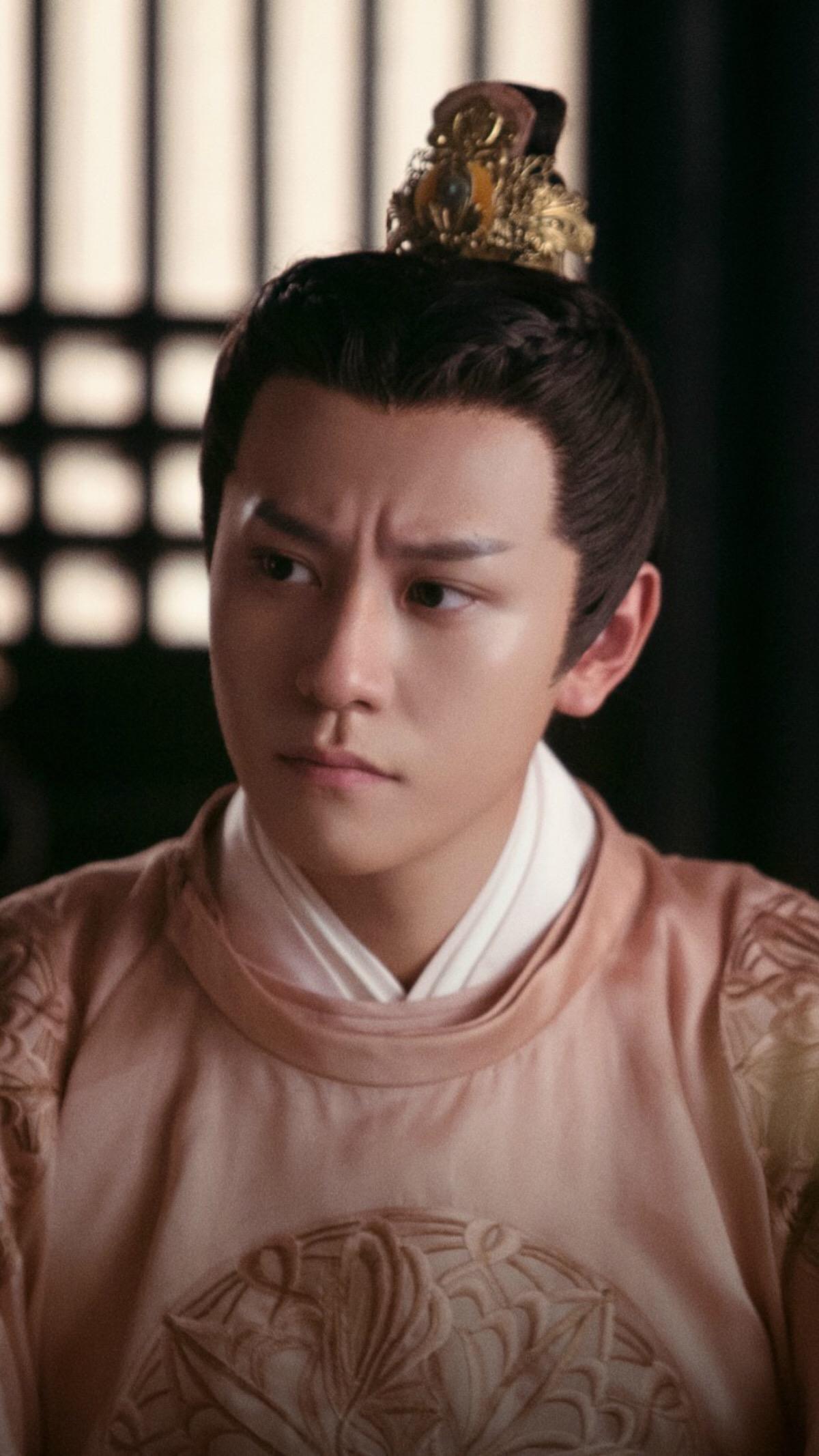 秦俊杰晒妖娆女装,网友吐槽比女朋友杨紫还要有女人味