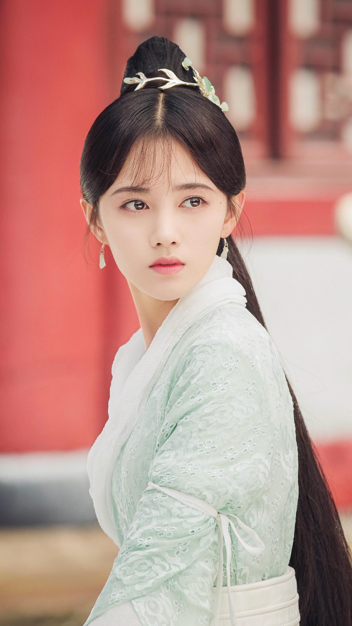 鞠婧祎版白素贞清雅脱俗,完全不输纯真可爱的杨紫版