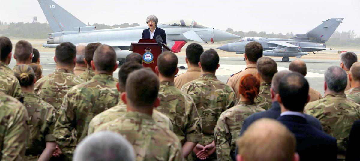 英国首相特蕾莎梅在结束访问塞浦路斯后,乘坐专机飞回英国,图中特意