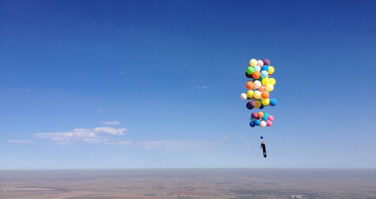 不可思议只绑着100个气球就上天了这位探险家竟然飞了这么久