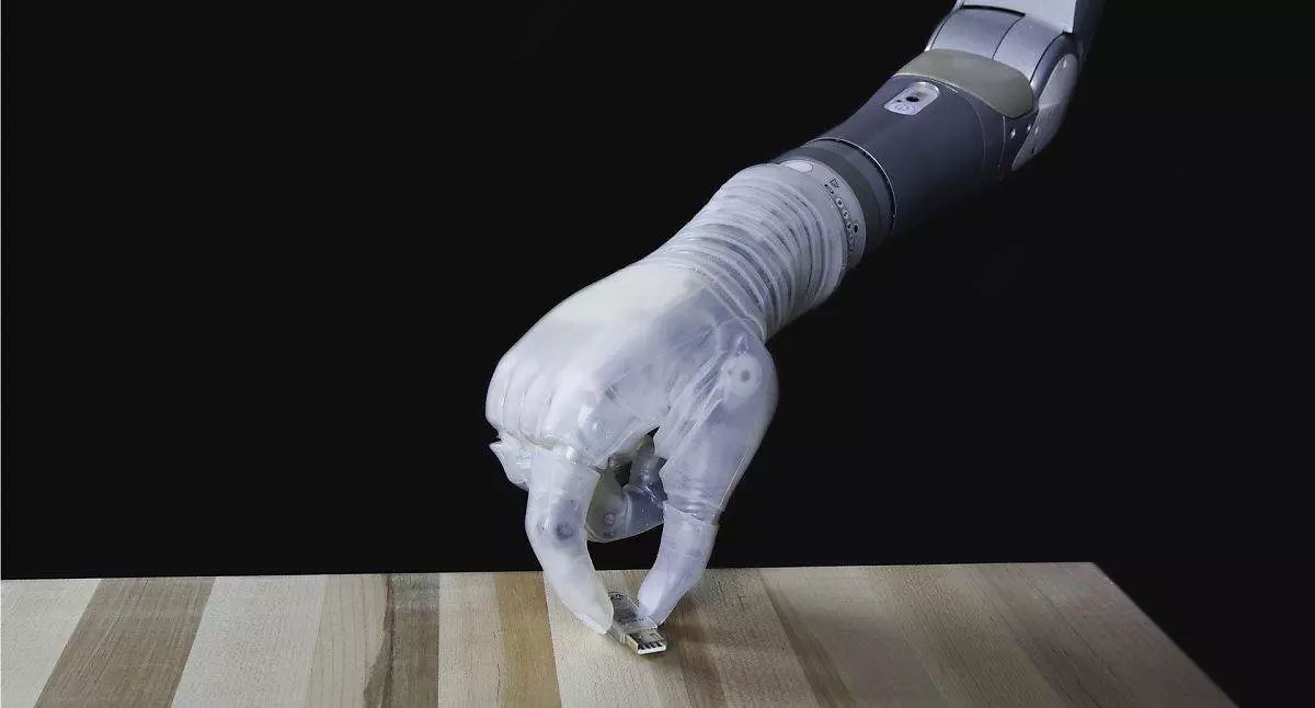 科学家开发出便携式仿生手,重要的是它可以恢复患者手臂的触觉!