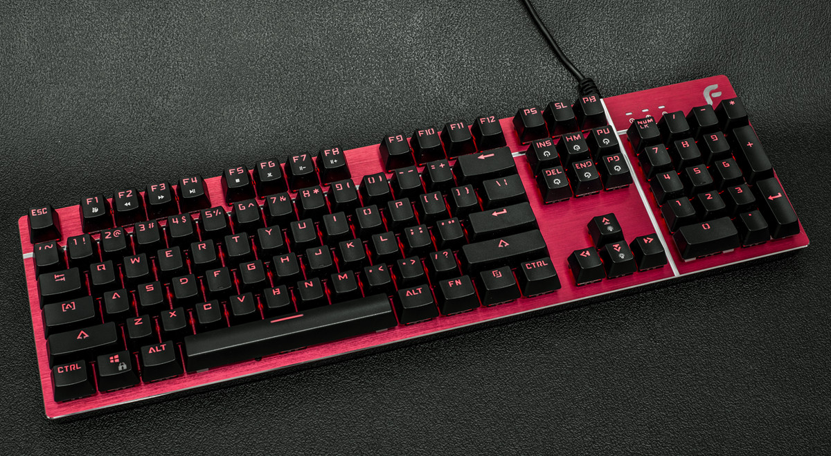 迪摩f8是典型的紧凑型104键标准布局机械键盘,造型简约