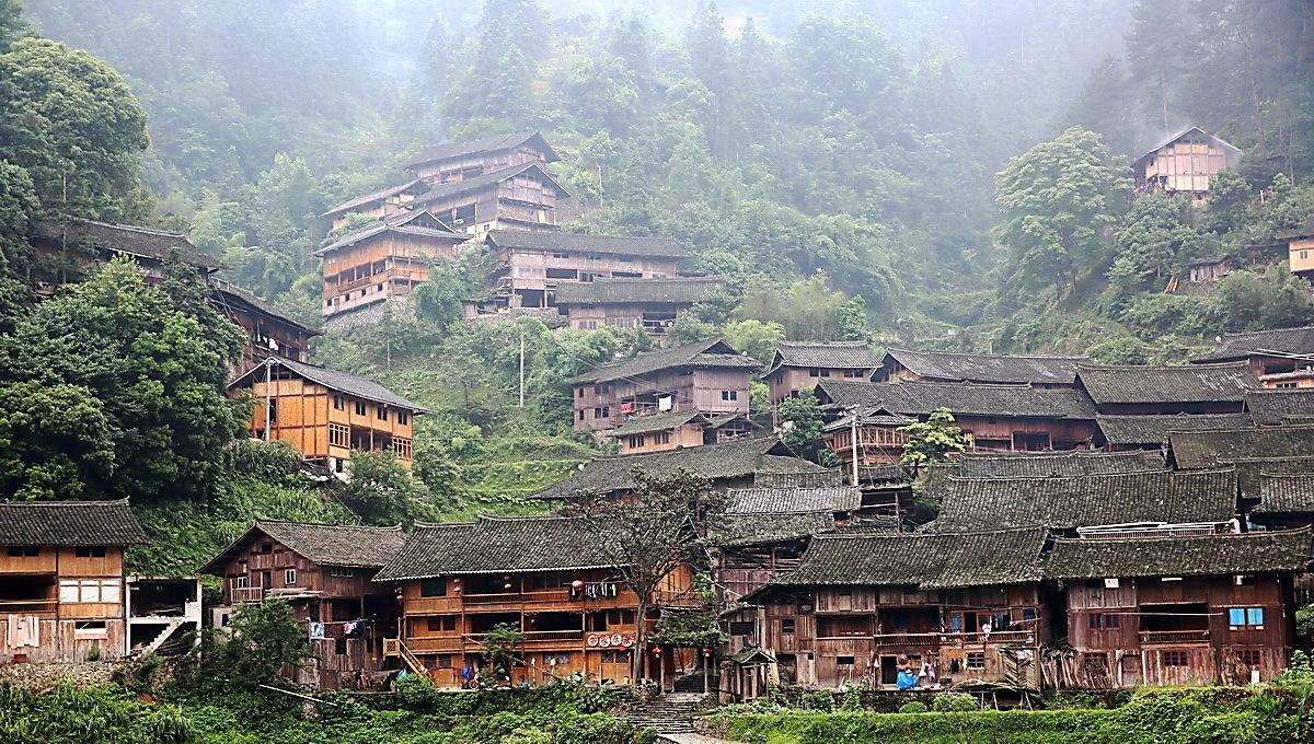 雷山郎德上寨,是一个有百户人家的苗族村寨,朗德离千户苗寨不是很远