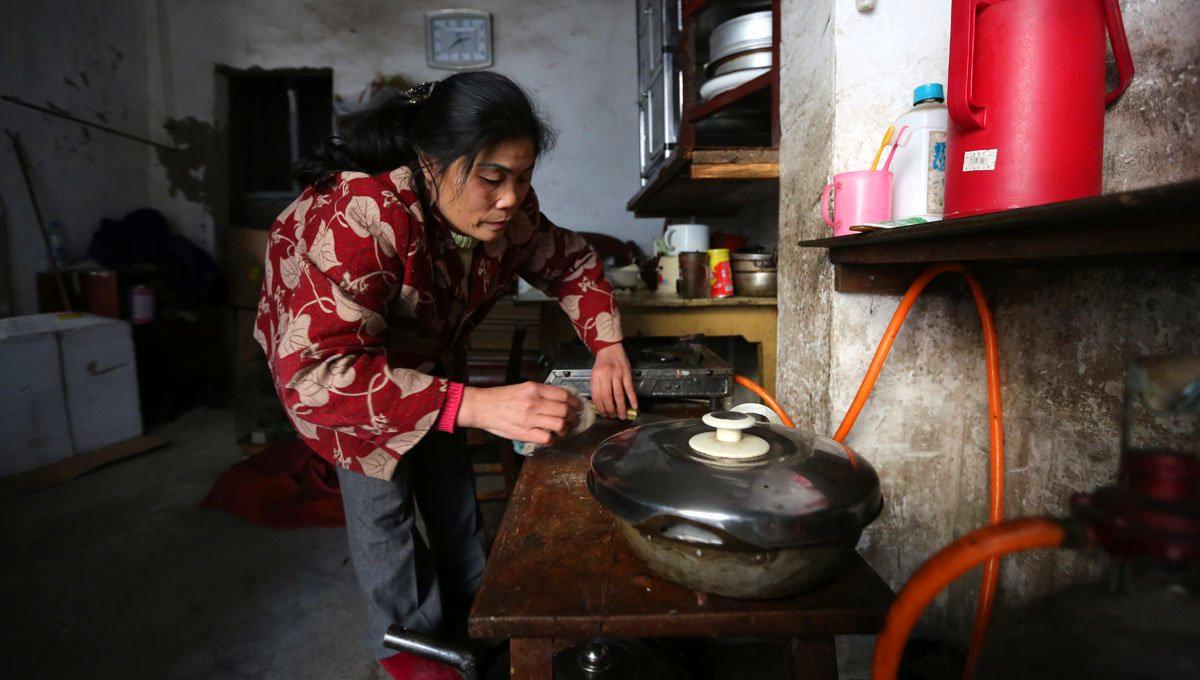 母亲撑起八口之家,每天捡垃圾烧水只挣3块钱|老伴|女儿|养女_新浪新闻