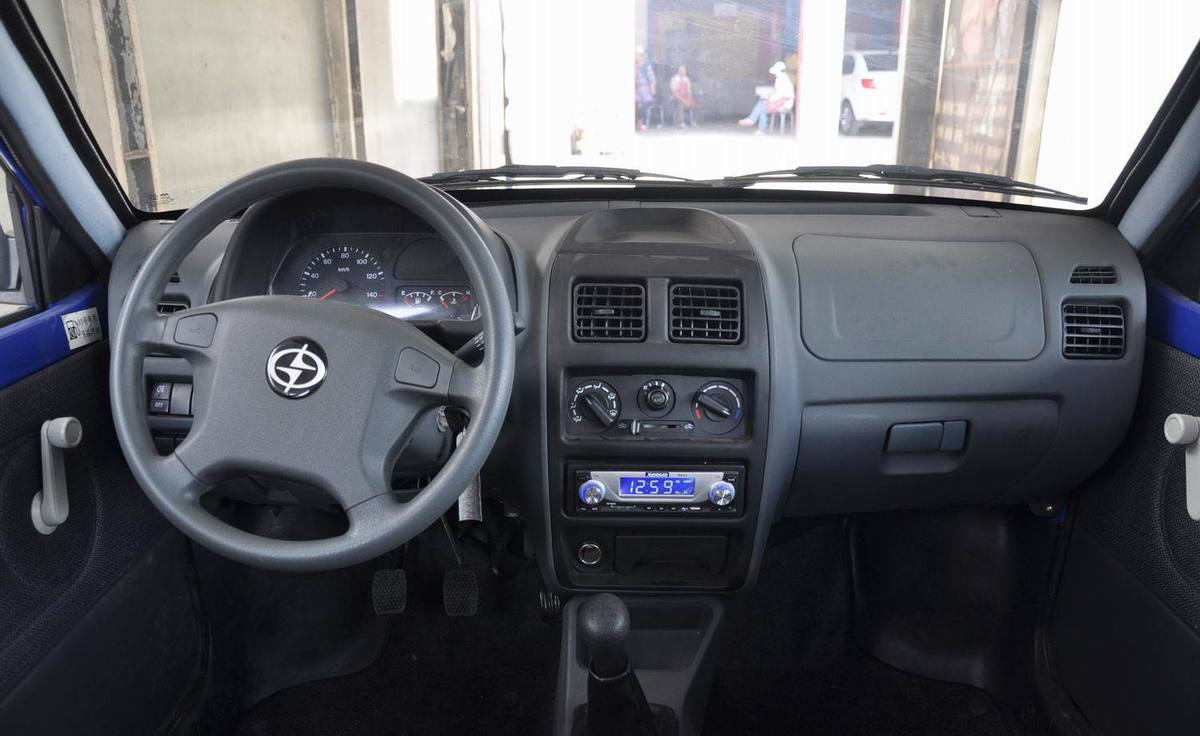 而内饰部分,江南tt也是妥妥的实用主义,没有过多花哨的设计,用料做工