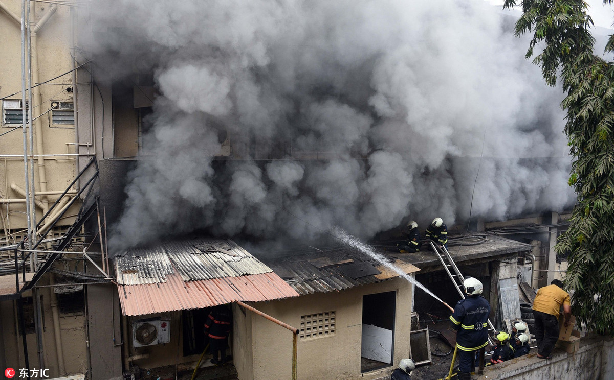 印度孟买一3层高棉纺厂发生火灾 现场浓烟滚滚