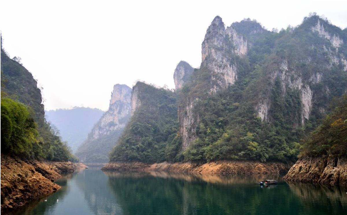 舞阳河,空谷静谧,依山傍水,景色宜人,有少数民族的特点