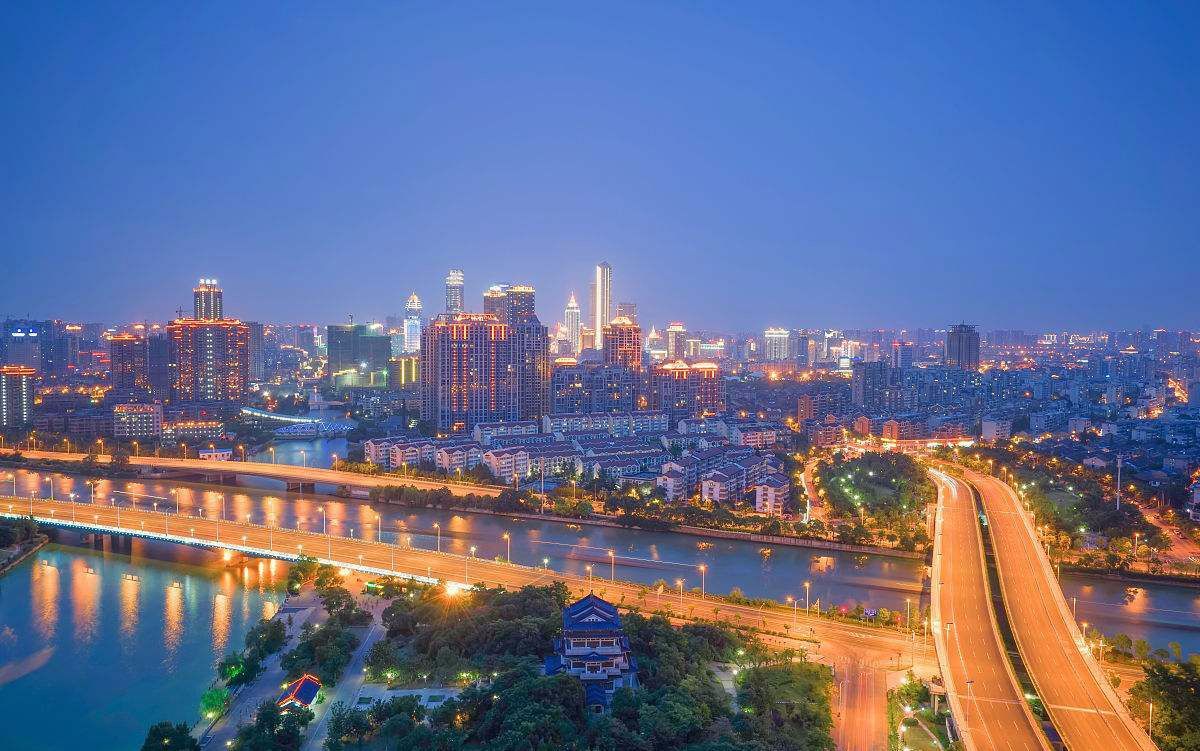 中国最牛的一座二线城市,入围万亿俱乐部,未来经济超越苏州?