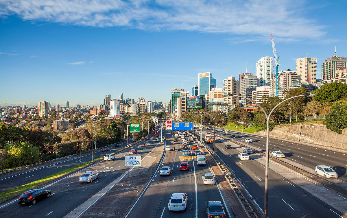 她在澳大利亚疏导交通一年收入91万!工会:绝对合理!