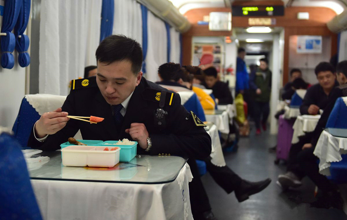 假期期间乘客多,几乎每一节列车都超员,当小王忙完回到餐车准备吃饭的