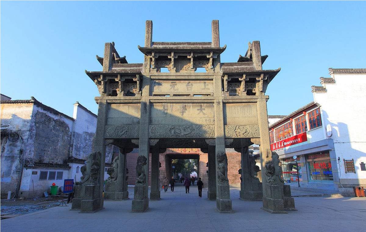 行走在徽州,一路看的牌坊多了,许国牌坊却是最为精典之作