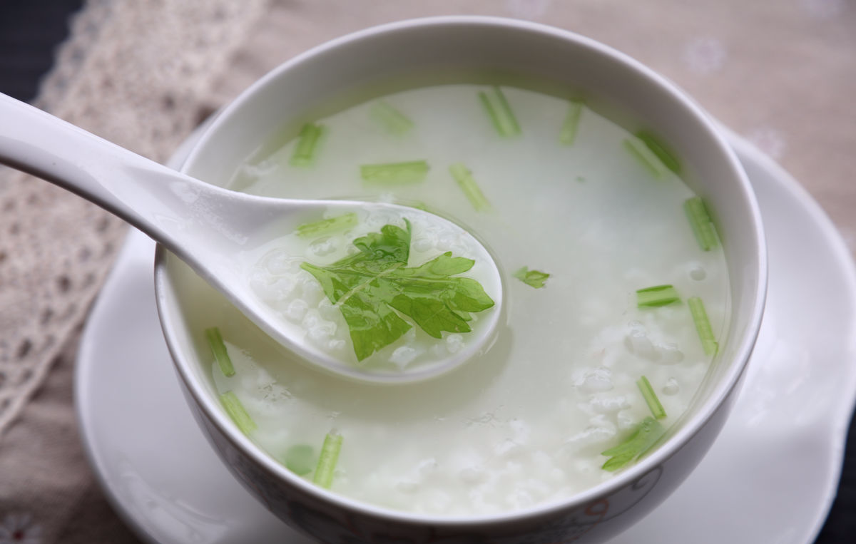 制法:先将苦参加水400毫升,煎煮约30分钟,去渣取汁,再将鸡蛋,红糖入汤