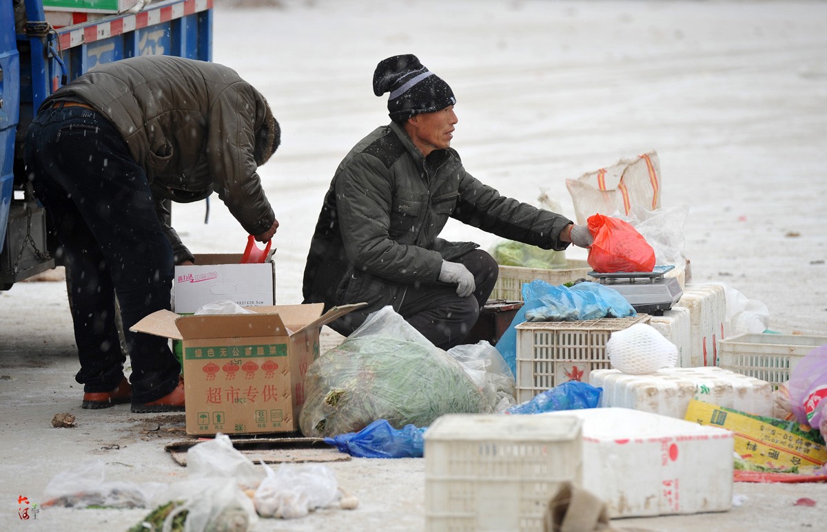 卖菜老汉为把菜卖完雪中坚守,老伴催促才收摊回家