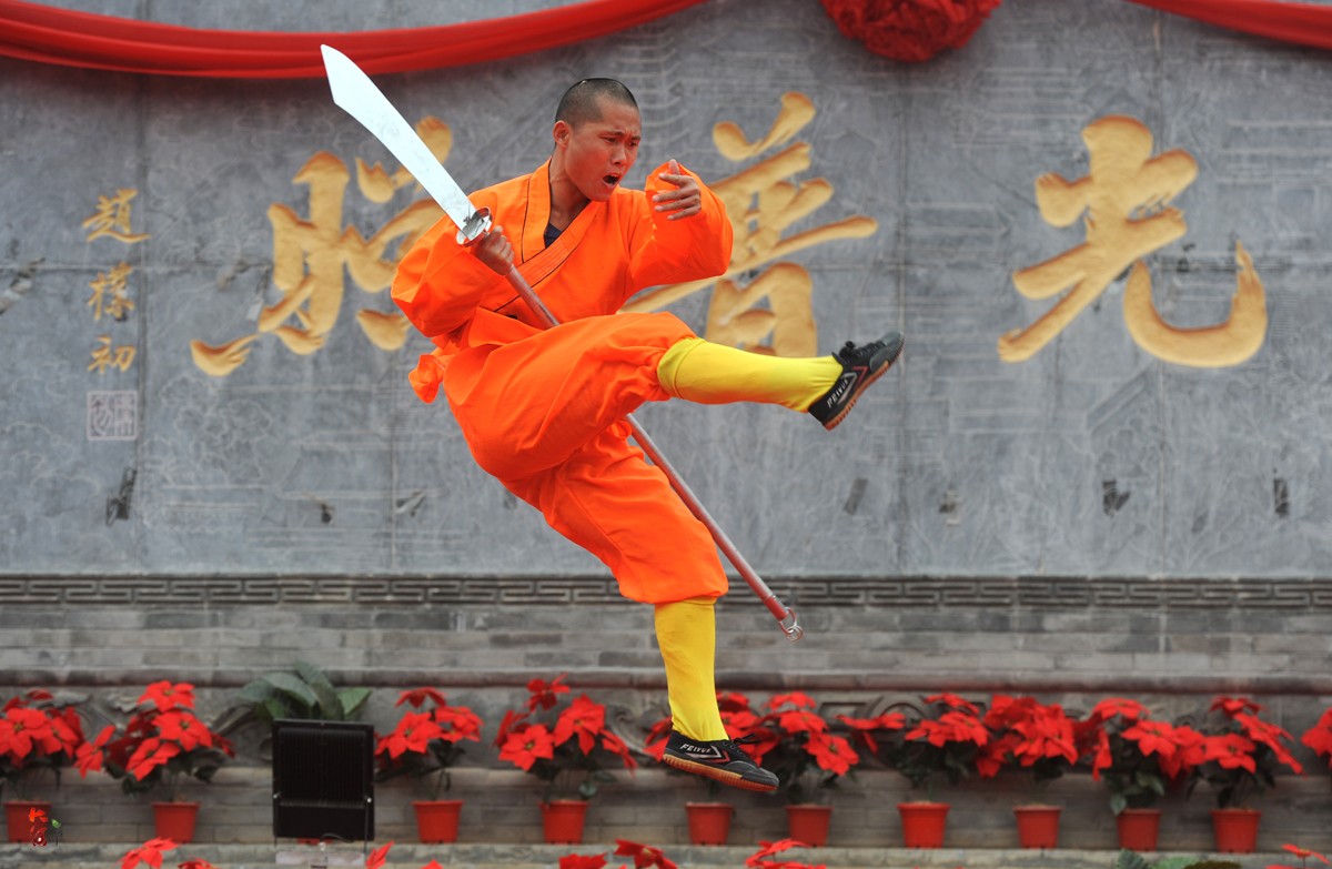 爱情圣地春节邀少林武僧助阵头断钢板脚踢木棍游客直呼过瘾