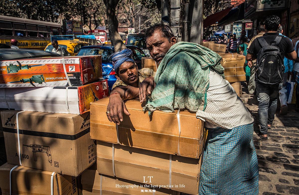 你觉得印度有棒棒军吗? 来看印度奇葩的棒棒军