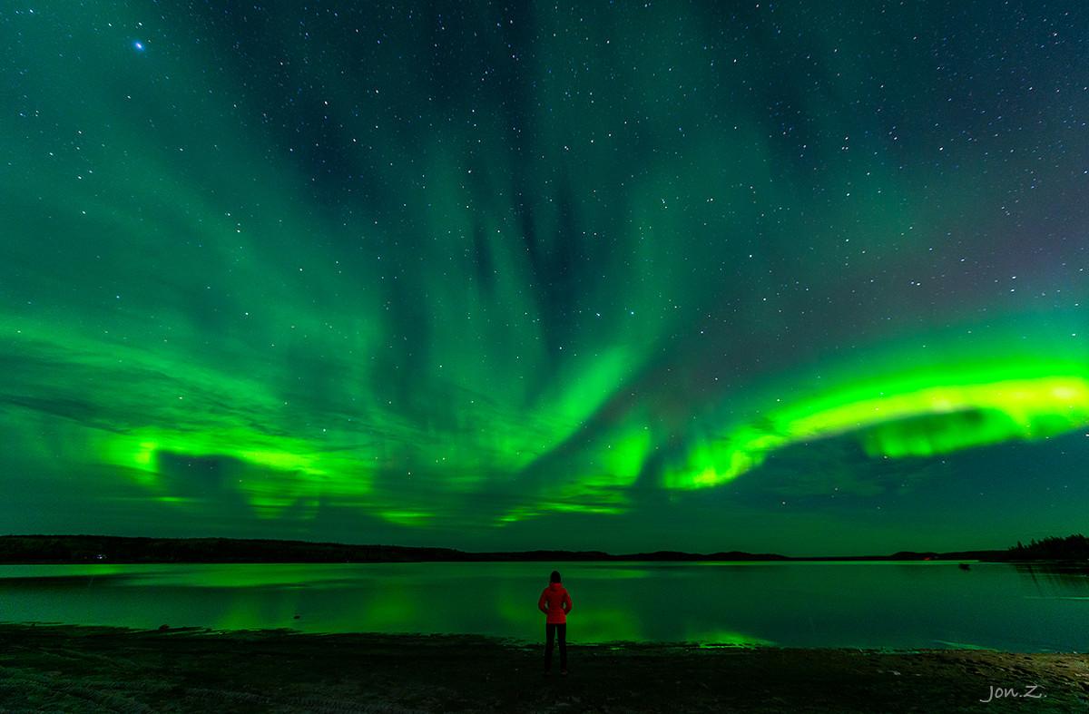 北极出现罕见极光,俄罗斯专家:未来10天里,磁暴将会降临地球