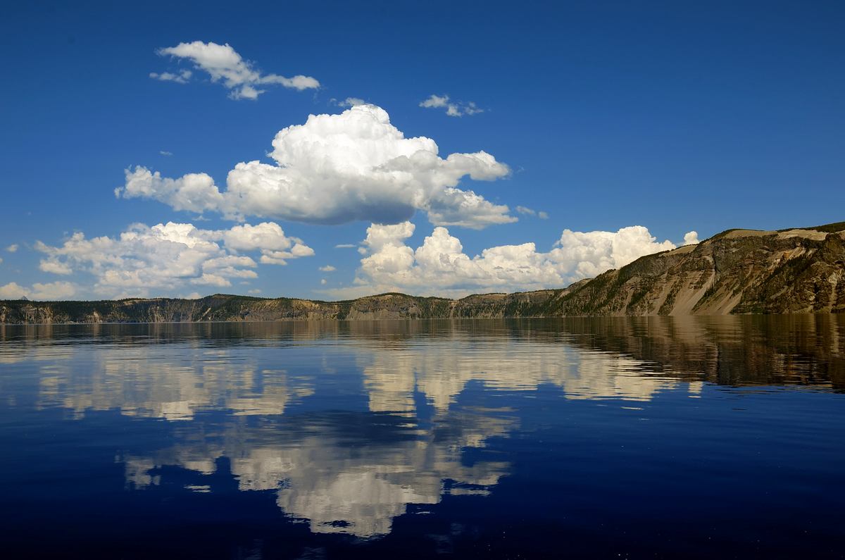 火山口湖,景色幽美,湖水靛蓝凝重,令人叹为观止