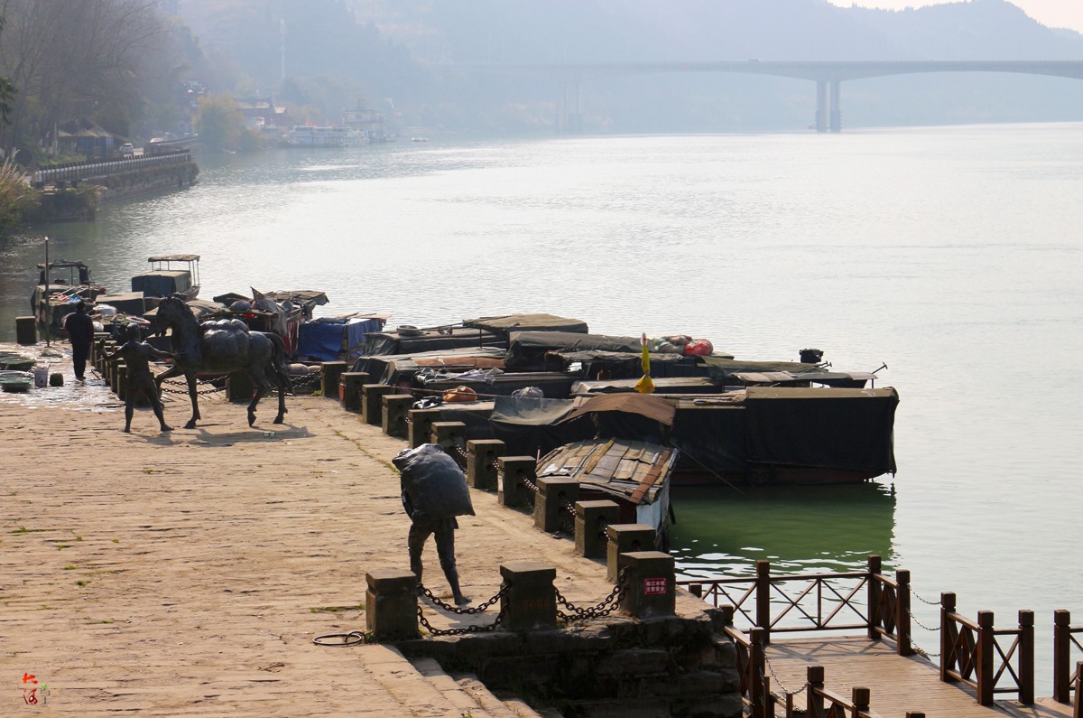 嘉陵江畔最后的码头古镇,千年豆干飘香老人家门前晒族谱