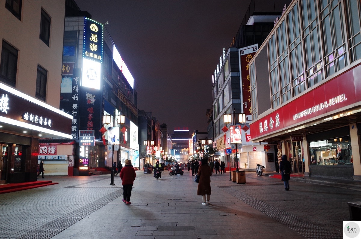 苏州老城区的观前街是有名的老商业区,汇聚了不少银楼金店,每到春节