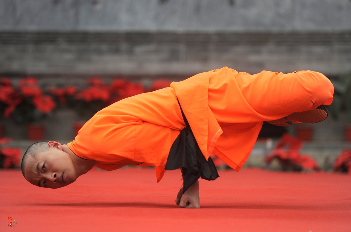 爱情圣地春节邀少林武僧助阵头断钢板脚踢木棍游客直呼过瘾