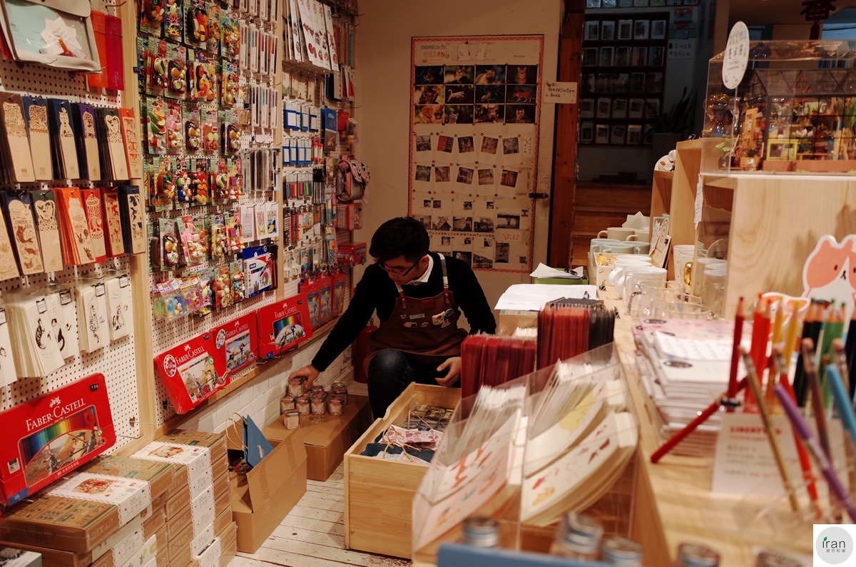 实体书店变成"杂货铺", 连茶叶都卖