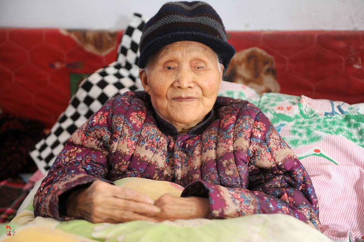 山西农村103岁老人身体硬朗，她休息的方式很特别|老母亲|老奶奶|大爷_新浪新闻