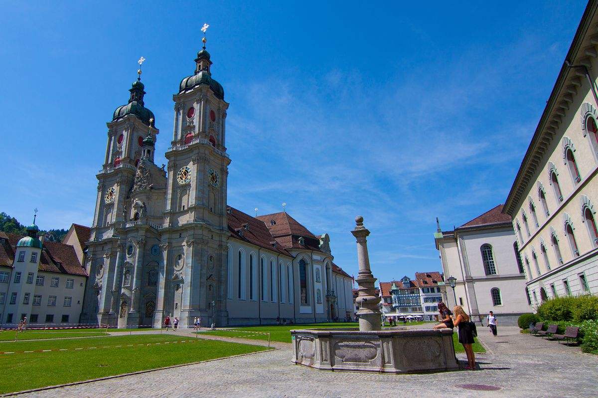 走在圣加仑这座千年古城的街道上更能感受它的庄严与肃穆