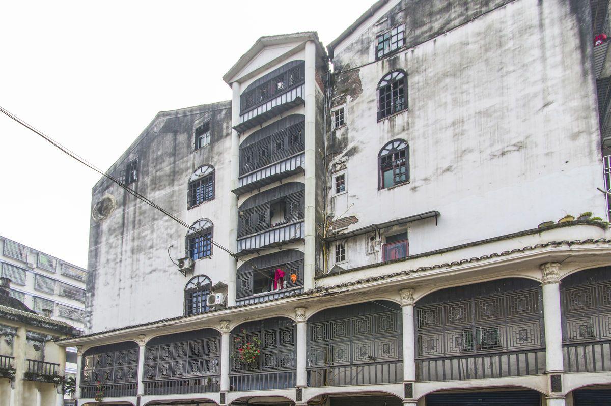 ",范绍增不惜砸下重金,修了一个占了估摸有半条街的公馆——"范庄"