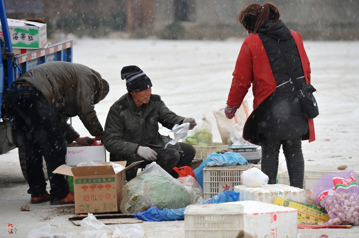 卖菜老汉为把菜卖完雪中坚守,老伴催促才收摊回家