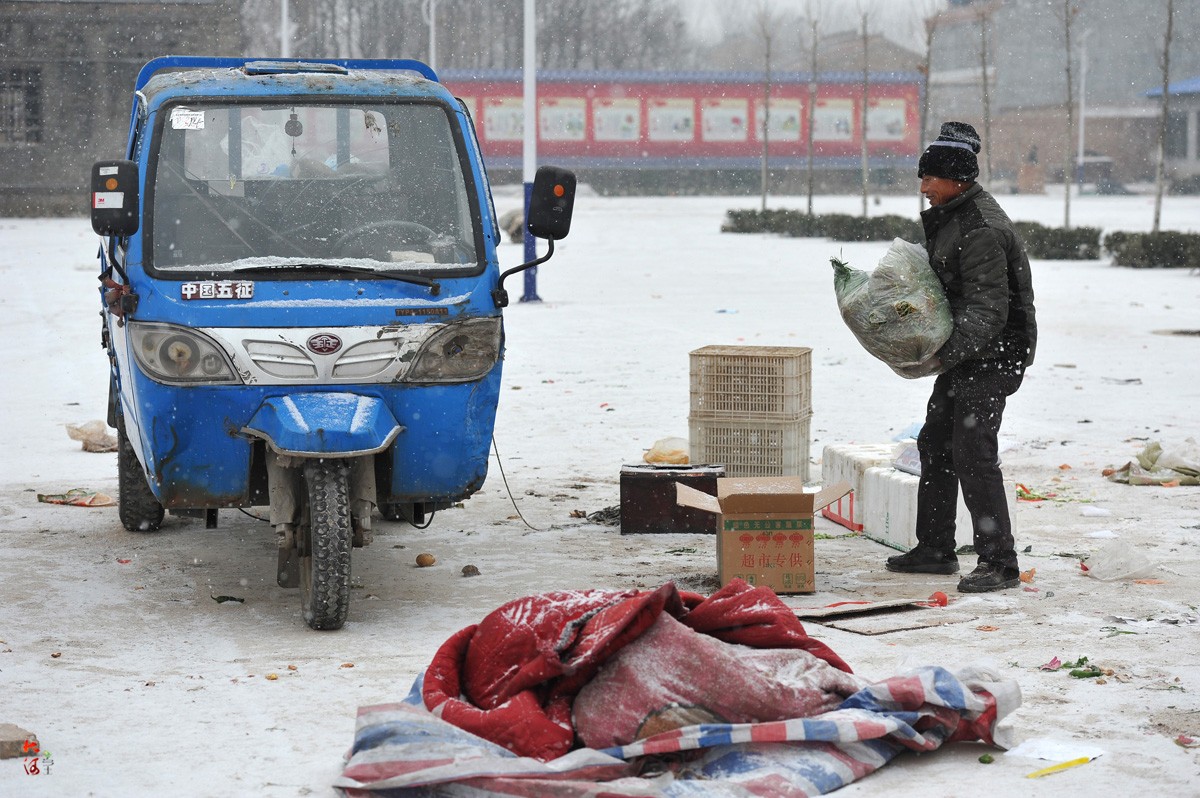 卖菜老汉为把菜卖完雪中坚守,老伴催促才收摊回家