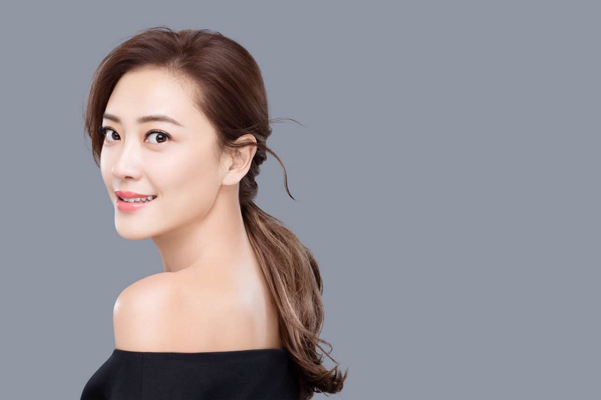 应采儿爱笑的性感女星