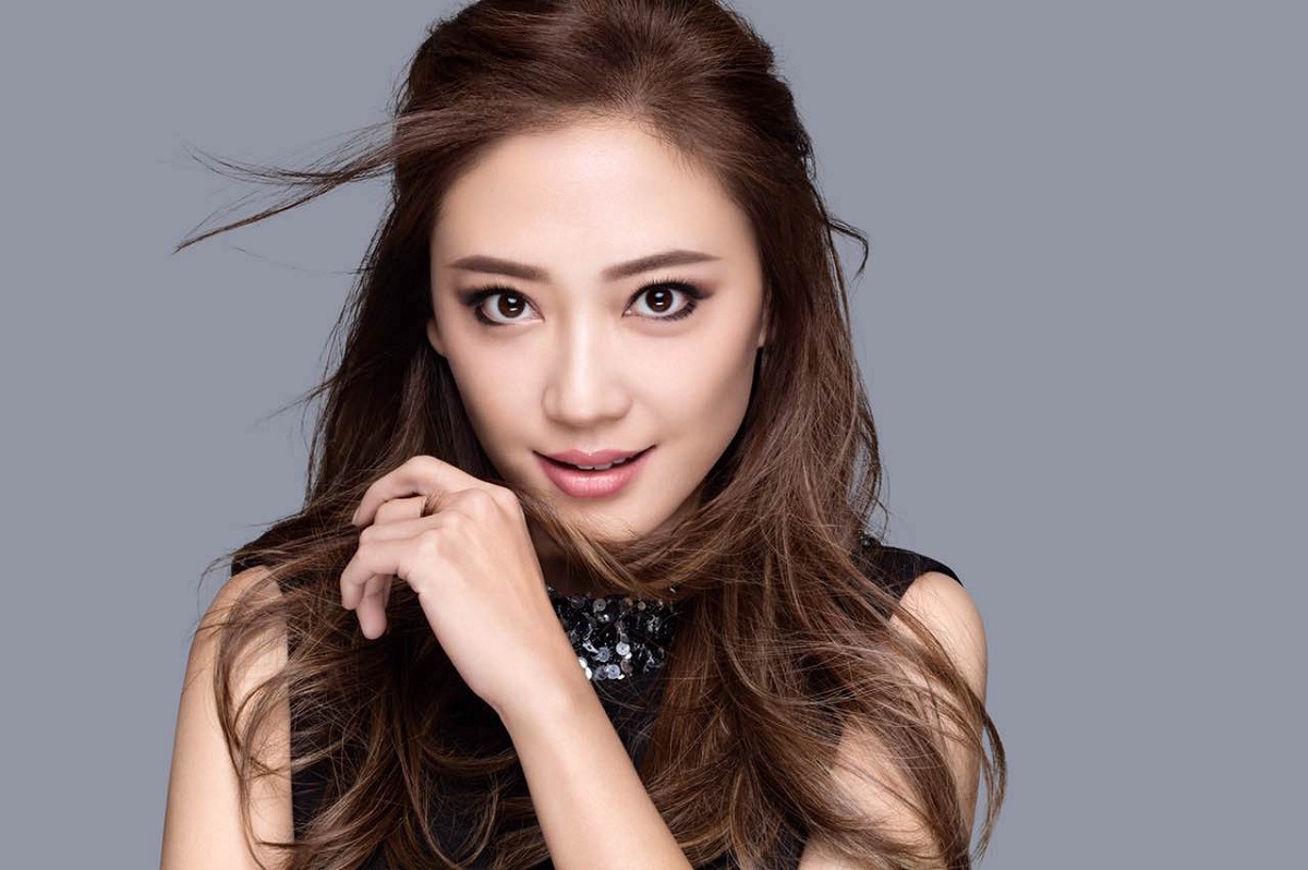应采儿爱笑的性感女星|应采儿|女星_新浪新闻