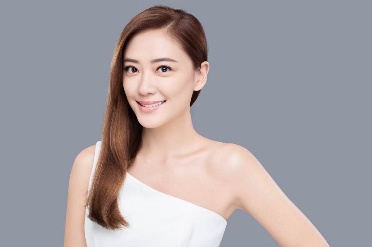 应采儿爱笑的性感女星