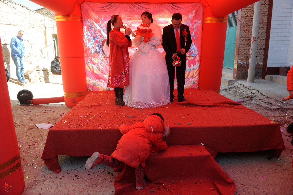 春节将至农村青年扎堆结婚,娶亲队伍红旗飘飘,有人还手提一只鸡|红旗