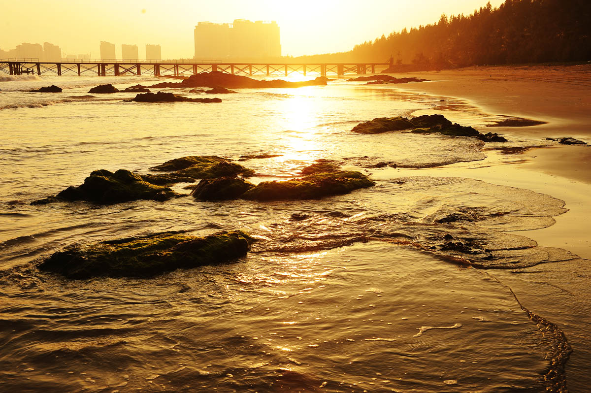 海南这片海滩:礁石都是红褐色,美得摄人心魄!
