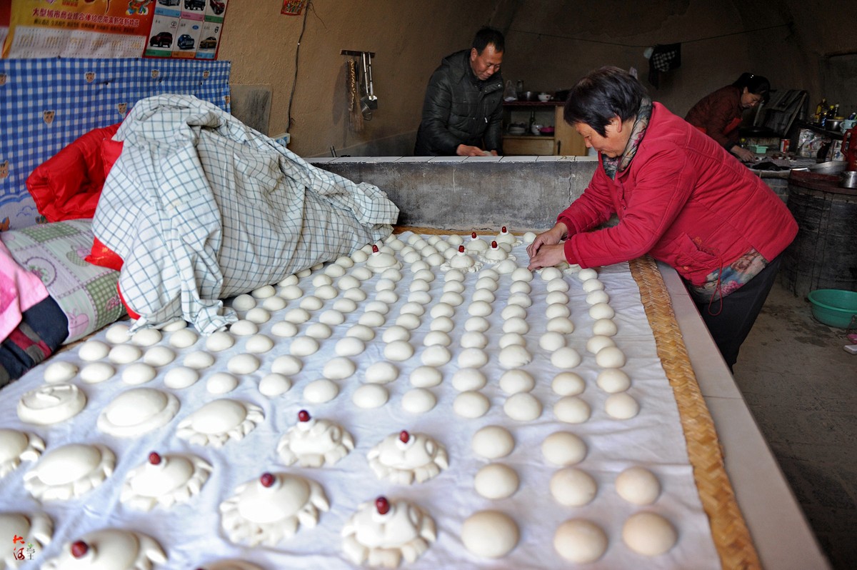 山村姐弟两家搭伙蒸年馍,笼屉搭到窑洞顶,年味浓郁