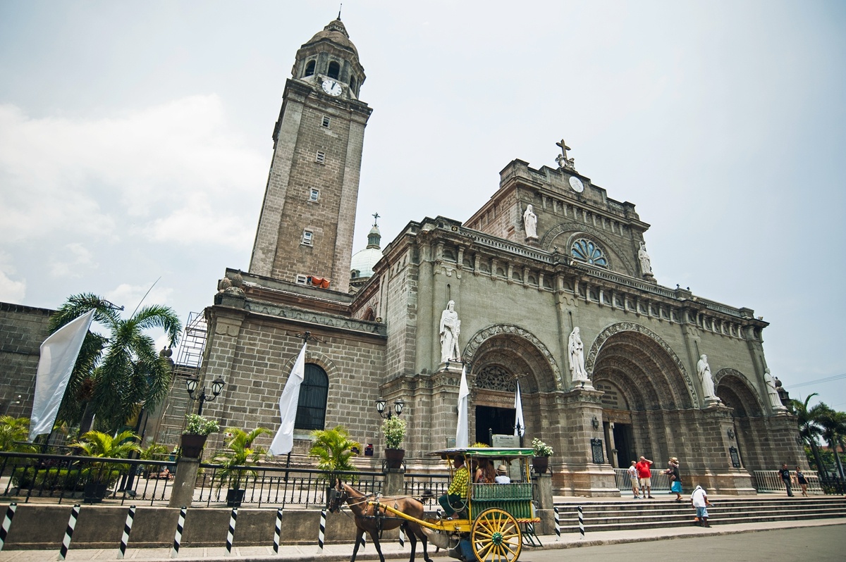 马尼拉大教堂是属于罗马式教堂建筑采用典型的罗马式拱券结构