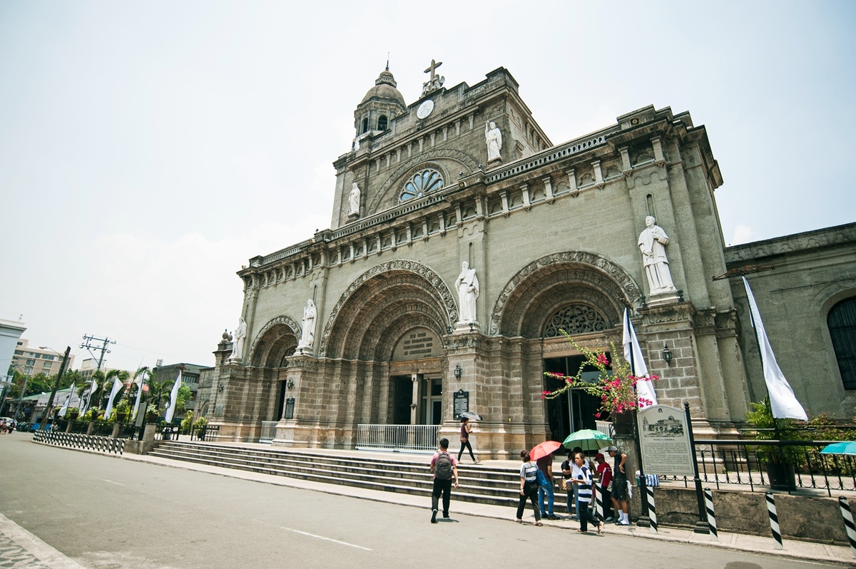 马尼拉大教堂是属于罗马式教堂建筑采用典型的罗马式拱券结构
