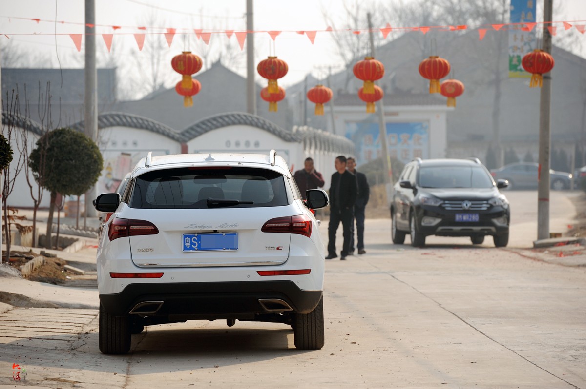 图为一辆挂着广东车牌的私家车停在村路上.