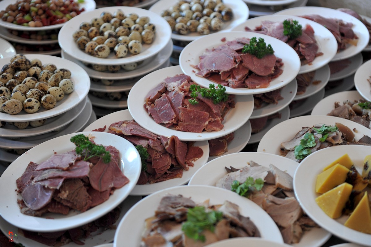 农村婚宴一桌10菜9盘子,有鱼有虾有烤鸭仅花260元,吃美了