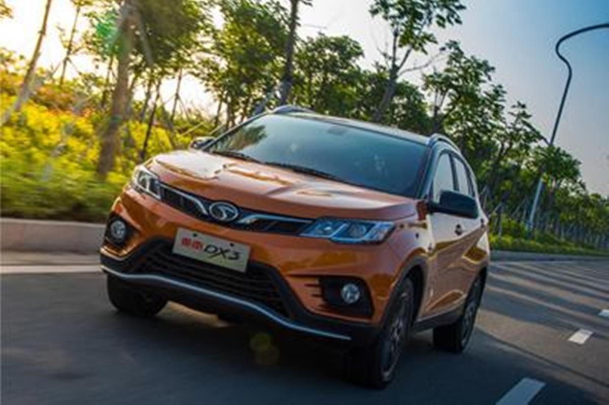 东南dx3的外形设计颇具记忆点,无论是"鹏鸟"造型的品牌logo还是悬浮式