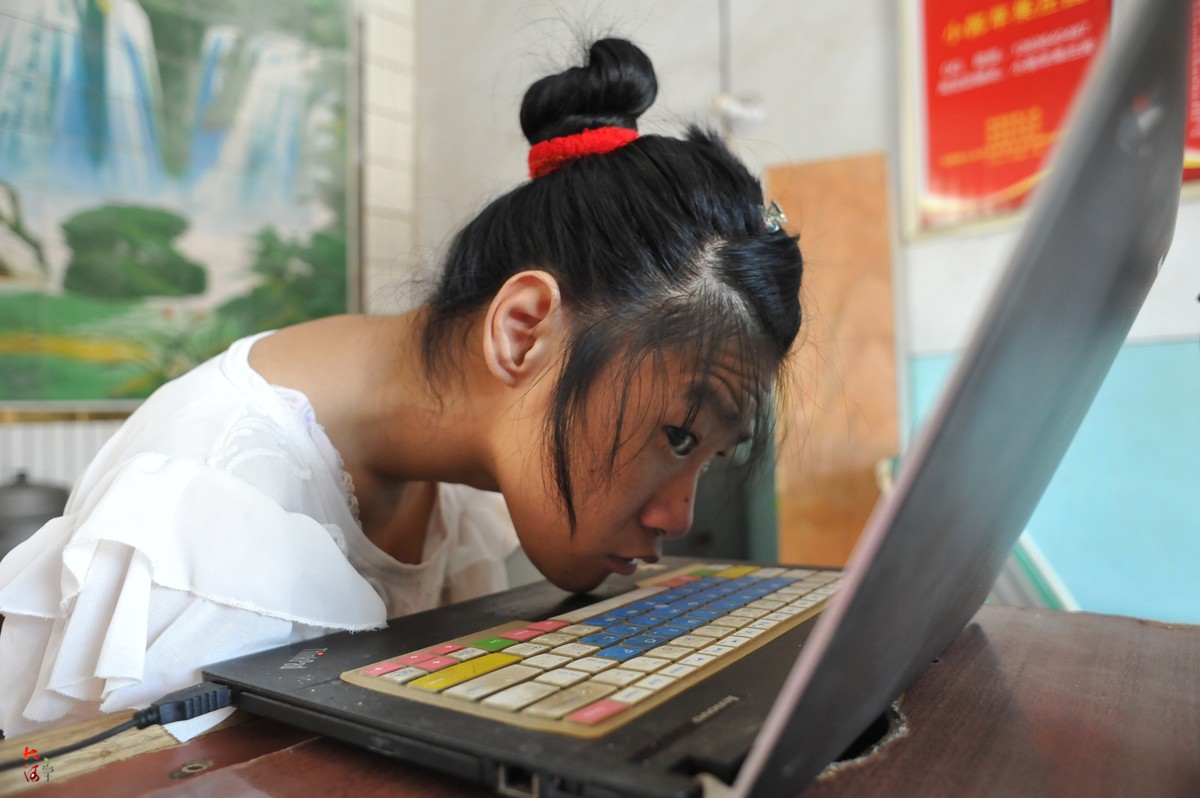 脑瘫女孩用舌头翻烂7本字典用鼻尖网上开店,如今女儿满月了