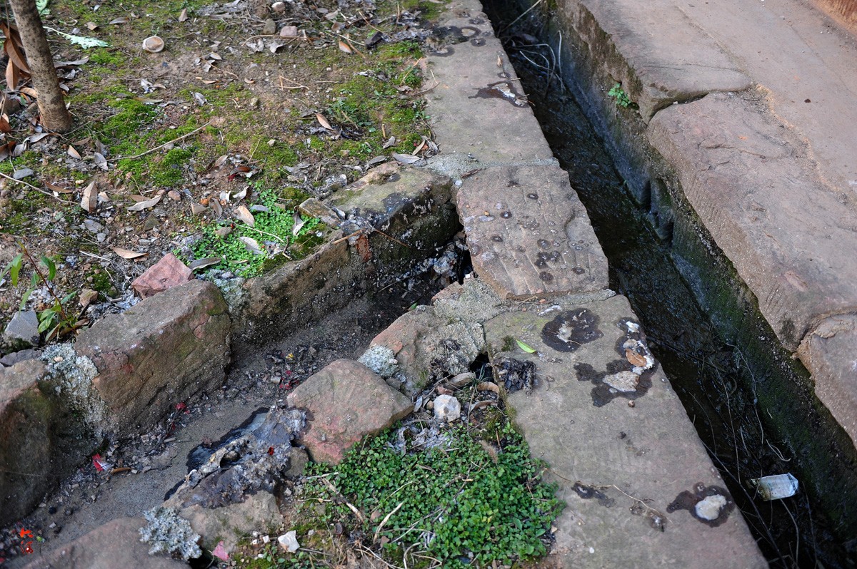 这些排水沟依建筑群的地势而前高后低,便于雨水顺畅流出,防止出现堵塞