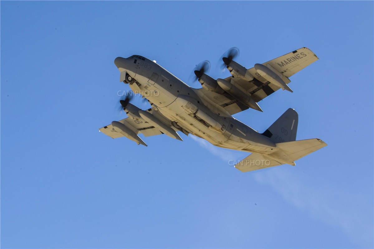 kc-130沙漠中起飞,卷起千层浪_新浪看点