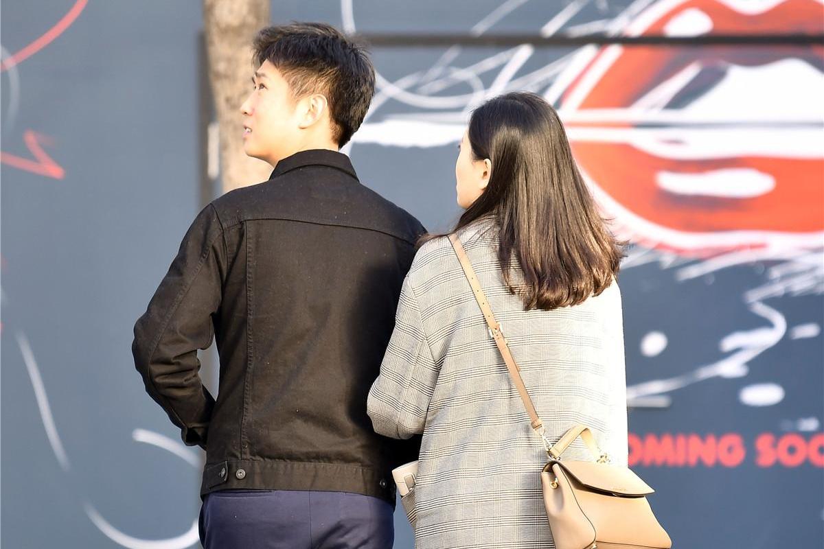 街拍:看着那出行逛街的双双对对,秀出满满的幸福味道