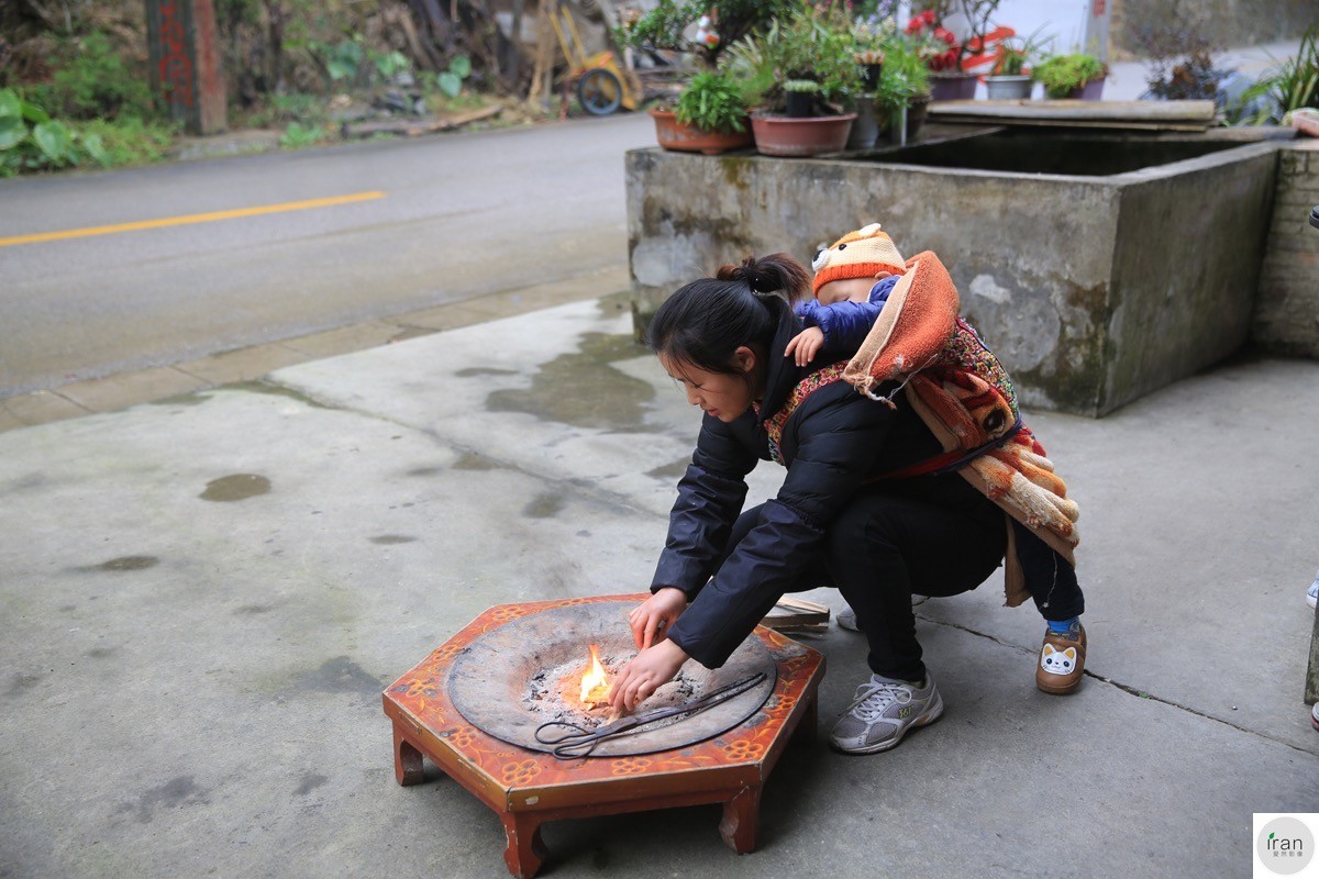 妈妈背着孩子做饭洗衣干活看着都累只为这个暖心原因