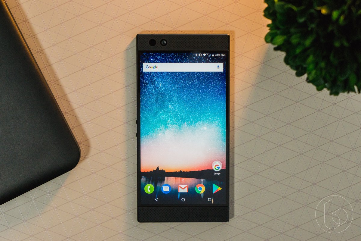 配置方面,razer  phone搭载骁龙835处理器,辅以8gb