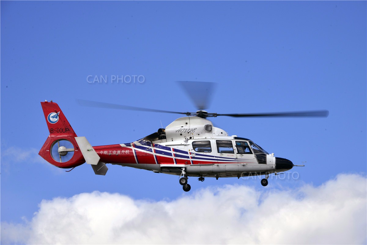 哈飞在昆明进行ac312e型直升机飞行演示